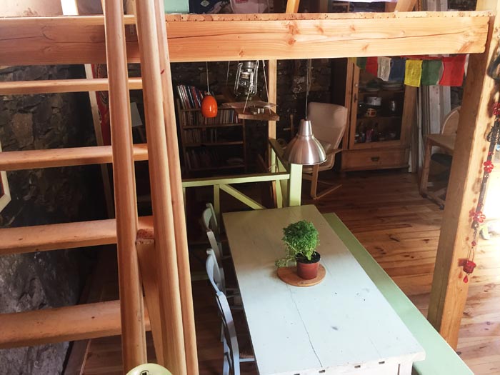 Intérieur du gite en location avec escalier en bois